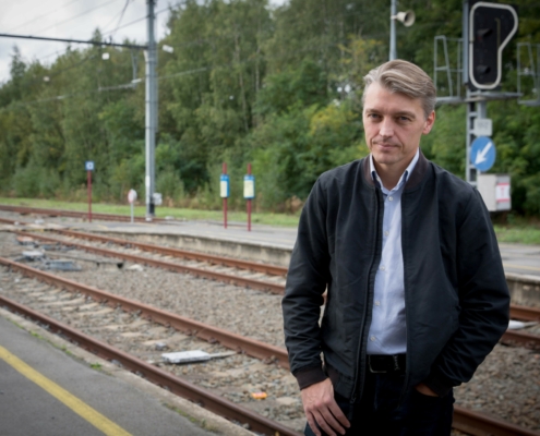 Photo du Député fédéral Eric Thiébaut sur un quai de gare