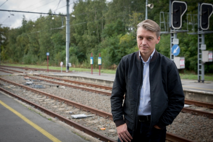 Photo du Député fédéral Eric Thiébaut sur un quai de gare