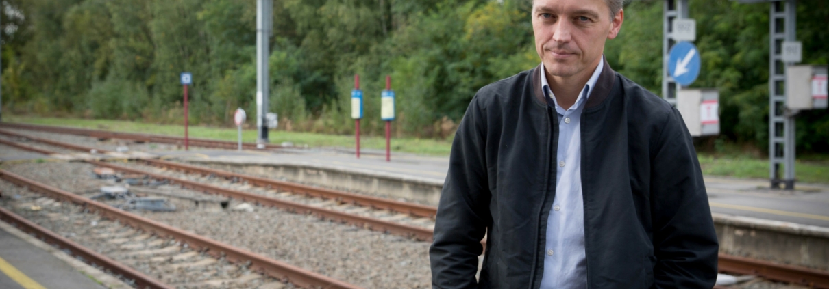 Photo du Député fédéral Eric Thiébaut sur un quai de gare