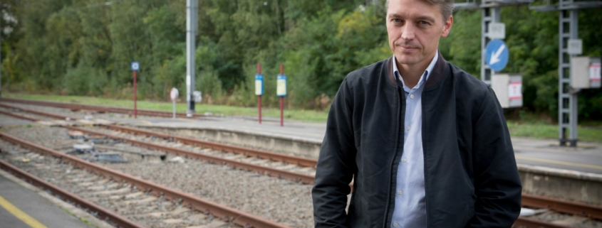 Photo du Député fédéral Eric Thiébaut sur un quai de gare